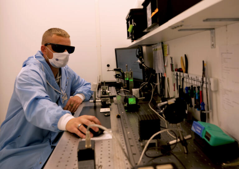 Oxxius Technicien Sur Banc Dalignement 768x545